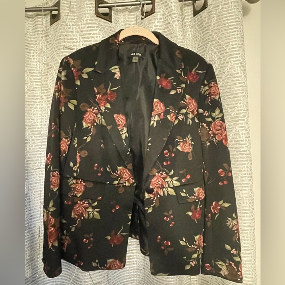 Beautiful black floral blazer - Picture 5 of 5